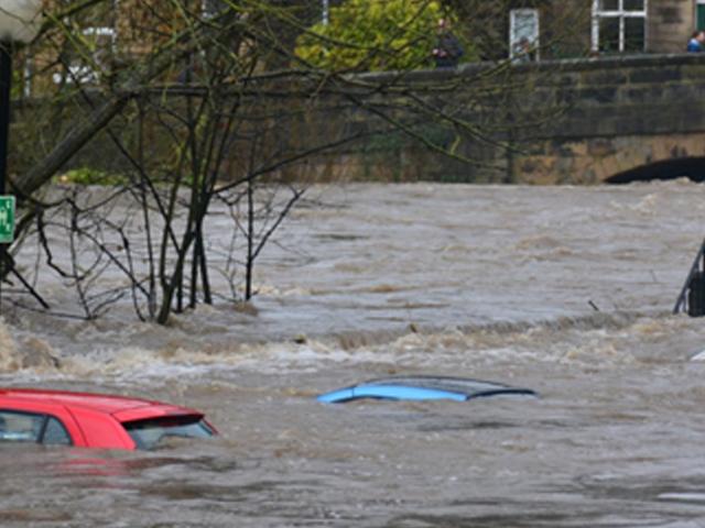 Carros debajo del agua